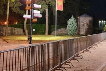 Postavljena ograda nadomak Cetinjskog manastira, kordon specijalaca tik uz ogradu Postavljena ograda nadomak Cetinjskog manastira, kordon specijalaca tik uz ogradu