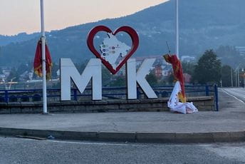 U Mojkovcu uništeni transparent i crnogorske zastave U Mojkovcu uništeni transparent i crnogorske zastave