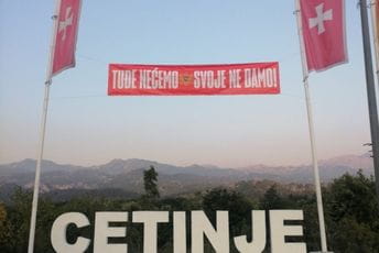 Transparent dobrodošlice: Tuđe nećemo - svoje ne damo! Transparent dobrodošlice: Tuđe nećemo - svoje ne damo!