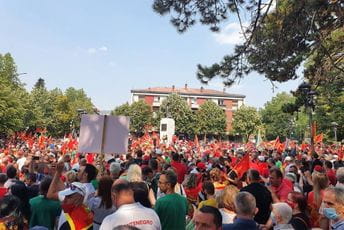 Brojni građani i dalje pristižu kod Lovćenske vile, ispunjene i okolne ulice (FOTO) Brojni građani i dalje pristižu kod Lovćenske vile, ispunjene i okolne ulice (FOTO)