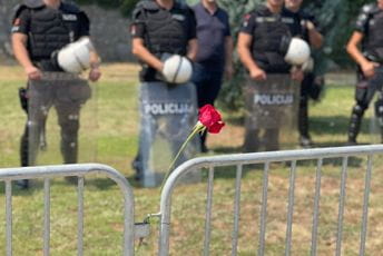 Brojni policajci raspoređeni oko manastira, učesnici skupa odgovorili - ružama Brojni policajci raspoređeni oko manastira, učesnici skupa odgovorili - ružama