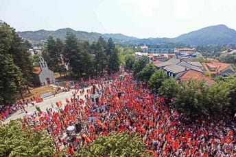 Ovako je izgledalo intoniranje državne himne na današnjem skupu (VIDEO) Ovako je izgledalo intoniranje državne himne na današnjem skupu (VIDEO)