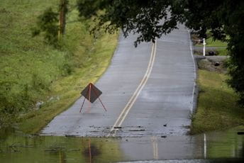 SAD: Najmanje deset osoba poginulo u poplavama SAD: Najmanje deset osoba poginulo u poplavama