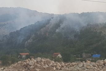 Požar na Bioču: Vatra u blizini kuća Požar na Bioču: Vatra u blizini kuća