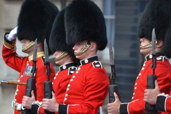 Smjena straže ispred Bakingemske palate prvi put poslije 18 mjeseci Smjena straže ispred Bakingemske palate prvi put poslije 18 mjeseci