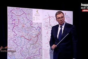 Vučić u emisiju došao sa kartom i učiteljskim štapom Vučić u emisiju došao sa kartom i učiteljskim štapom