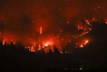 Hiljade vatrogasaca obuzdavaju šumske požare u Kaliforniji Hiljade vatrogasaca obuzdavaju šumske požare u Kaliforniji