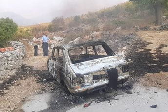 Zapalio kuću, štalu i kola, pa napao vatrogasce i kidao im crijeva Zapalio kuću, štalu i kola, pa napao vatrogasce i kidao im crijeva