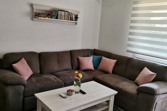 Misija OEBS-a u CG obezbijedila montažnu kuću za žrtve nasilja Unutrašnjost montažne kućice