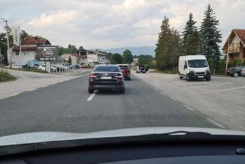 VIDEO Službeno vozilo CG tablica divljalo cestom u Srbiji VIDEO Službeno vozilo CG tablica divljalo cestom u Srbiji