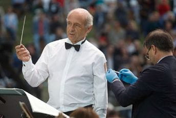 Dirigent na bini primio treću dozu vakcine Dirigent na bini primio treću dozu vakcine