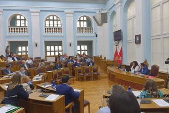 Data pauza: Odbornički klubovi razmatraju predložene Zaključke Data pauza: Odbornički klubovi razmatraju predložene Zaključke