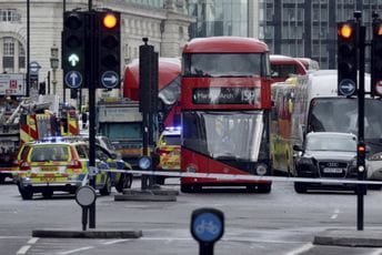 Eksplozije i gust dim kod engleske banje Limington Ilustracija