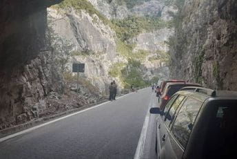 Kamion sletio sa puta u Dromiri, povrijeđena jedna osoba Kamion sletio sa puta u Dromiri, povrijeđena jedna osoba