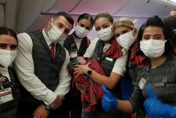 Avganistanka se tokom evakuacije porodila u avionu turske aviokompanije Avganistanka se tokom evakuacije porodila u avionu turske aviokompanije