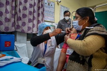 Indija u jednom danu vakcinisala deset miliona ljudi Indija u jednom danu vakcinisala deset miliona ljudi