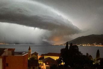 VIDEO: Nevrijeme na primorju, noćas kiša i pljuskovi VIDEO: Nevrijeme na primorju, noćas kiša i pljuskovi
