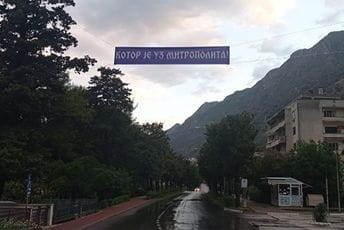 Novi transparent u Kotoru, ovog puta podršku uputili Joanikiju Novi transparent u Kotoru, ovog puta podršku uputili Joanikiju