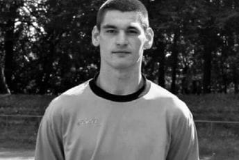 Mladi ruski golman preminuo na terenu, nakon žestokog sudara ugušio se jezikom Mladi ruski golman preminuo na terenu, nakon žestokog sudara ugušio se jezikom