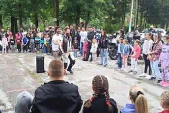 Bajkeri uručili poklone učenicima OŠ „Milovan Jelić“ Bajkeri uručili poklone učenicima OŠ „Milovan Jelić“