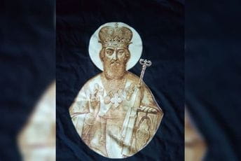 Policija privela Cetinjanina koji je finansirao štampanje majica sa likom Sv. Petra Cetinjskog
