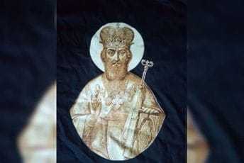 Trojica građana pušteni nakon osam sati, oduzeti kombi i majice sa likom Sv. Petra Cetinjskog