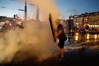 Suzavac i vodeni topovi na protestu protiv vakcinacije u Atini Suzavac i vodeni topovi na protestu protiv vakcinacije u Atini