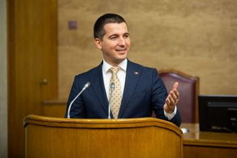 Bečić nakon usvajanja seta zakona: Dokazali smo da nećemo iznevjeriti građane Bečić nakon usvajanja seta zakona: Dokazali smo da nećemo iznevjeriti građane