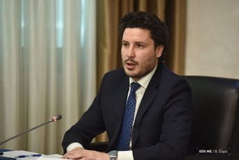 Abazović: Buduće akcije na suzbijanju međunarodnog šverca ogoliće ko stoji iza svega Abazović: Buduće akcije na suzbijanju međunarodnog šverca ogoliće ko stoji iza svega