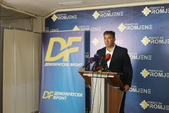 Medojević pominje stadion, kaveze, prskalice i reflektore: Marković se plaši našeg ulaska u Vladu Medojević pominje stadion, kaveze, prskalice i reflektore: Marković se plaši našeg ulaska u Vladu