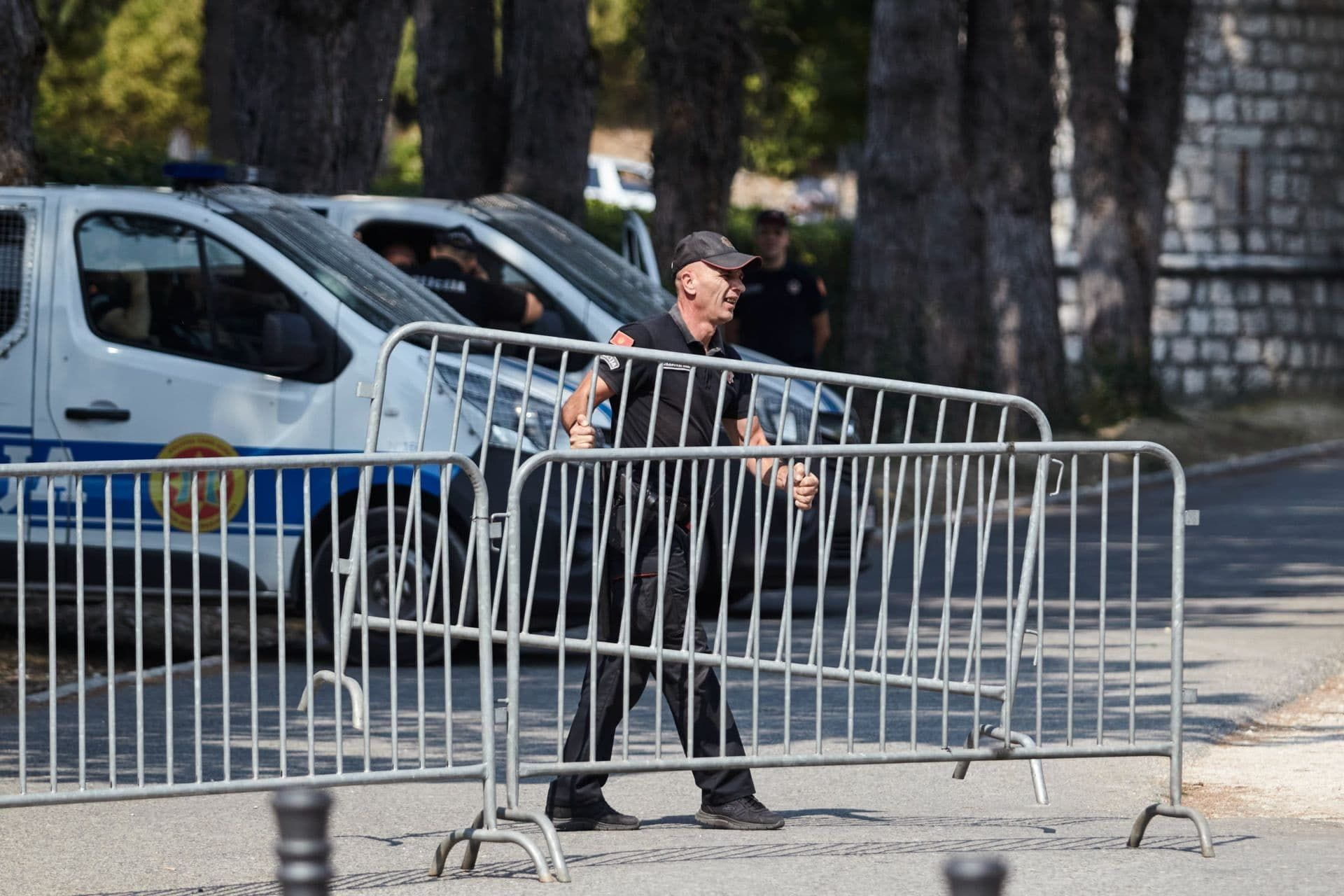 Fotografija 1: Ako policija krene silom da razbija okupljanje građana, Đukanović može da traži proglašenje vanrednog stanja