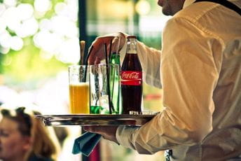 Konobari nezakonito kontrolišu goste Konobari nezakonito kontrolišu goste