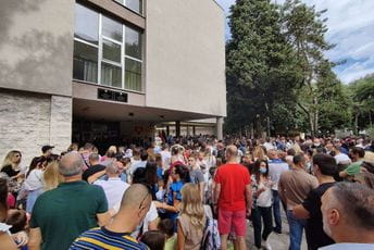 U podgoričkoj školi danas kršene epidemiološke mjere U podgoričkoj školi danas kršene epidemiološke mjere