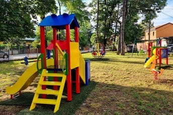 Djeca na Cetinju dobila još jedno igralište Djeca na Cetinju dobila još jedno igralište