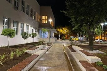 Nakon što su roditelji i mještani najavili protest, odlazeća Vlada zabranila gradnju kod OŠ "Savo Pejanović" Nakon što su roditelji i mještani najavili protest, odlazeća Vlada zabranila gradnju kod OŠ "Savo Pejanović"