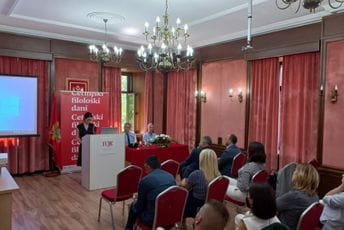 Učesnici simpozijuma poniženi, u holu "Granda" policija Učesnici simpozijuma poniženi, u holu "Granda" policija