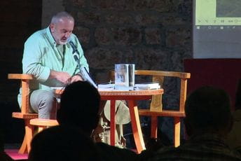 Momčilo Zeković ispred Biljarde promovisao novu knjigu poezije Momčilo Zeković ispred Biljarde promovisao novu knjigu poezije