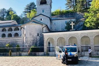 U toku pripreme za ustoličenje, Cetinjski manastir obezbjeđuje policija (FOTO) U toku pripreme za ustoličenje, Cetinjski manastir obezbjeđuje policija (FOTO)