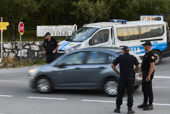 Srpski ekstremisti raspoređeni u Cetinjskom manastiru, grupe spremne čekaju i u Podgorici Srpski ekstremisti raspoređeni u Cetinjskom manastiru, grupe spremne čekaju i u Podgorici
