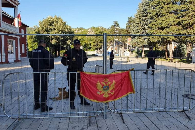 Jutros osvanula ograda na Dvorskom trgu na Cetinju Jutros osvanula ograda na Dvorskom trgu na Cetinju