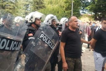 "Kornjače" stigle na Dvorski trg, Cetinjani im skandiraju: "Izdaja" "Kornjače" stigle na Dvorski trg, Cetinjani im skandiraju: "Izdaja"