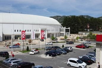 Kolone automobila sa CG obilježjima ulaze u Cetinje Kolone automobila sa CG obilježjima ulaze u Cetinje