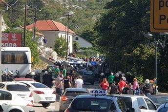 Ispaljen suzavac, policija se povlači sa prvog punkta (VIDEO) Ispaljen suzavac, policija se povlači sa prvog punkta (VIDEO)