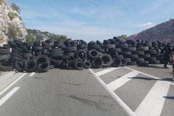 Građani istovarili gume i blokirali magistralu (VIDEO) Građani istovarili gume i blokirali magistralu (VIDEO)