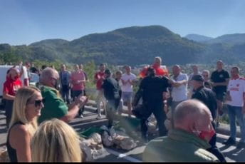 Cetinje: Građani se pozdravljaju sa policajcima koji odlaze Cetinje: Građani se pozdravljaju sa policajcima koji odlaze