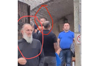 Sveštenik SPC sproveo komandira Kobri u Cetinjski manastir (VIDEO) Sveštenik SPC sproveo komandira Kobri u Cetinjski manastir (VIDEO)