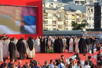 (VIDEO i FOTO) Stigao patrijarh SPC, ispred hrama Krivokapić, ministri i poslanici