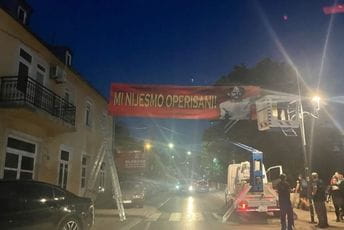 "Mi nijesmo operisani": Novi transparent na izlazu iz grada "Mi nijesmo operisani": Novi transparent na izlazu iz grada