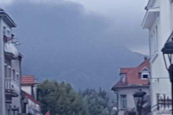 Cetinje: Novinarima zabranjen prilaz, na Dvorski trg bačen suzavac Cetinje: Novinarima zabranjen prilaz, na Dvorski trg bačen suzavac