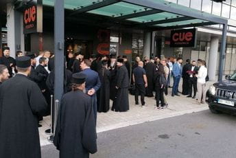 Sveštenstvo krenulo na Cetinje, na Belveder stiže policija Sveštenstvo krenulo na Cetinje, na Belveder stiže policija